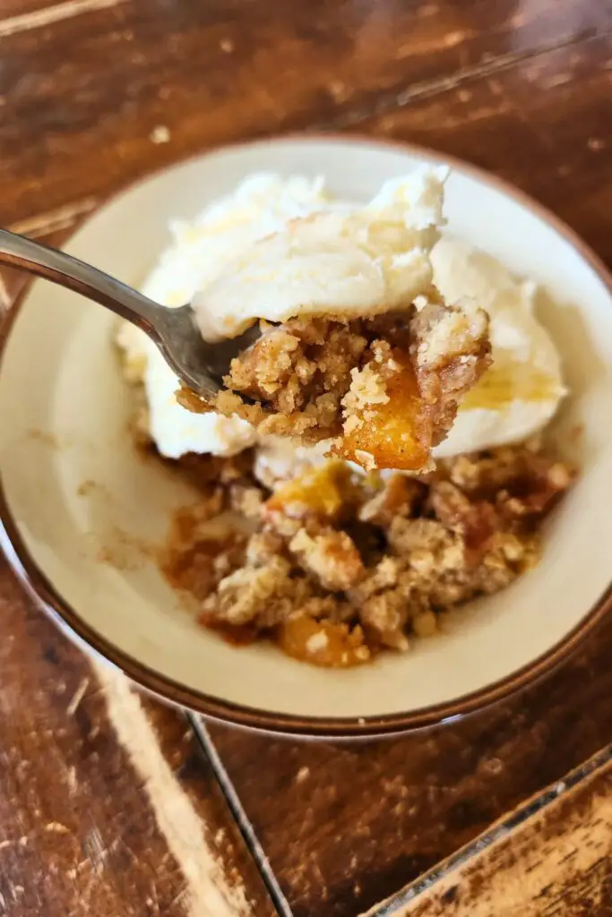 How to Make Peach Crumble